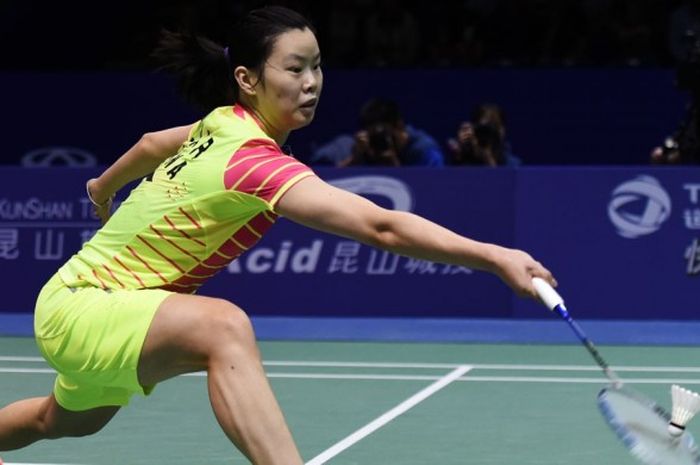 Pebulu tangkis tunggal putri China, Li Xuerui, mengembalikan kok yang dilepas wakil Denmark,  Natalia Koch Rohde, pada laga babak penyisihan Grup C Piala Uber, di Kunshan Sports Center, Kunshan, China, Rabu (18/5/2016).