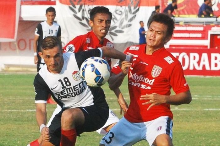 Penyerang PSM Makassar, Silvio Escobar, beraksi kontra Bali United di ajang Piala Jenderal Sudirman pada 29 November 2015.