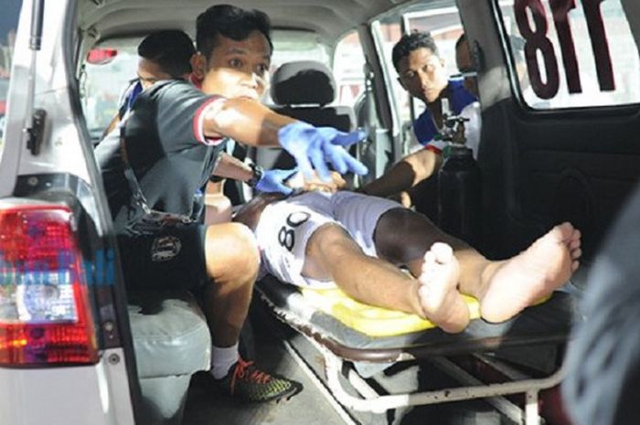 Seorang pemain Bali United U-19, Ricky Nova langsung dilarikan ke rumah sakit akibat benturan saat kericuhan Vs Bhayangkara FC U-19. 
