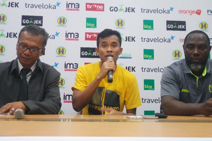 Pelatih Barito Putera, Jacksen F Tiago (kanan), bersama bek Barito Putera, Muhammad Rifqi (tengah), menghadiri sesi jumpa pers pasca-laga kontra Persija Jakarta pada pekan ke-18 Liga 1 musim 2017 di Stadion 17 Mei, Banjarmasin, Minggu (6/8/2017).