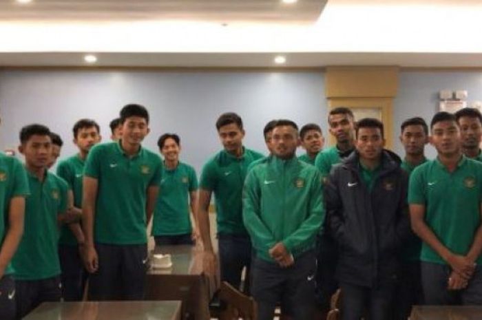 Para pemain timnas U-19 Indonesia mengucapkan selapat ulang tahun pada anak Indra Sjafri
