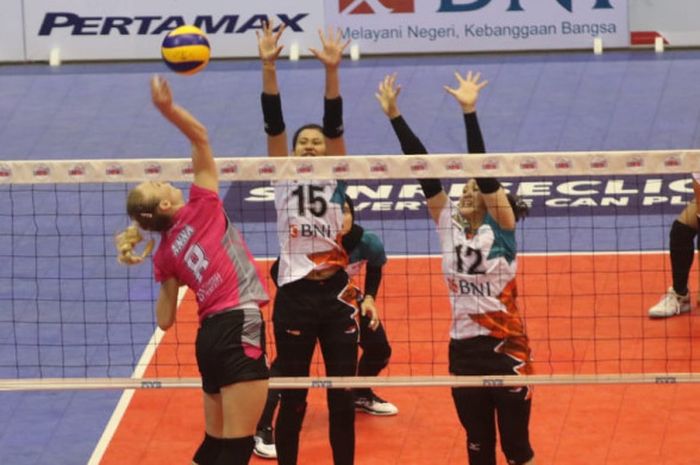  Pemain asing Jakarta Pertamina Energi, Anna Stepaniuk, saat berusaha melepaskan spike ke arah pertahatahanan tim putri Jakarta BNI 46 dalam pertandingan Proliga 2019, Minggu (9/12/2018). 