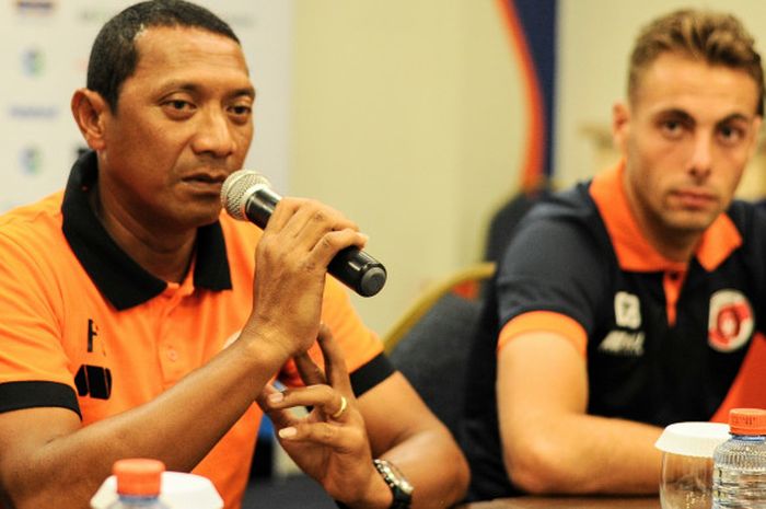 Pelatih Perseru, I Putu Gede Swisantoso (kiri) menjawab pertanyaan wartawan saat sesi jumpa pers pra-laga kontra tuan rumah Bali United di Natya Hotel Kuta, Jumat (5/4/2018).