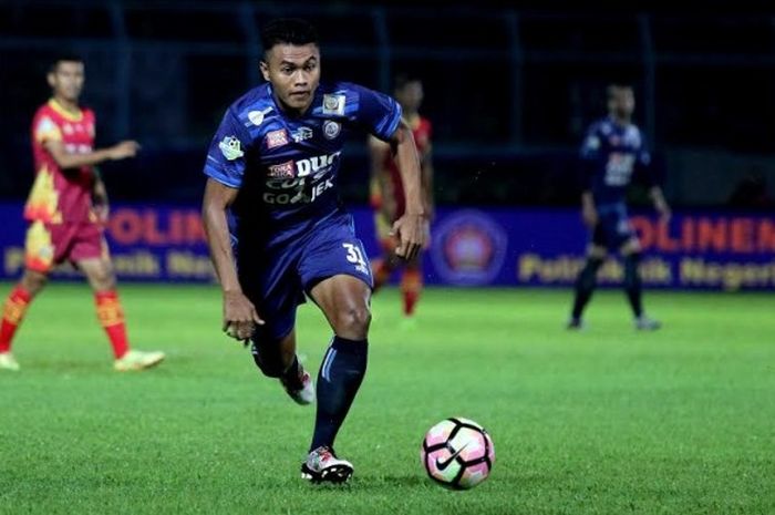Bek muda Arema FC, Junda Irawan menguasai bola saat timnya menjamu Bhayangkara FC pada laga pekan kedua Liga 1 musim 2017 di Stadion Kanjuruhan, Kab Malang, Minggu (23/4/2017) malam. 