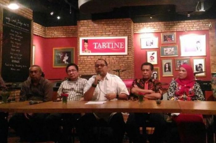 Kelompok calon Exco Reformis PSSI saat memaparkan enam agenda kerja andaikan terpilih pada Kongres Pemilihan PSSI di Restoran Tantine, fX Sudirman, Jakarta, Jumat (28/10/2016).