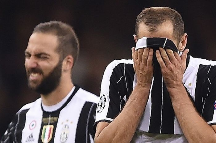 Reaksi kecewa pemain Juventus, Giorgio Chiellini (kanan) dan Gonzalo Higuian, setelah timnya kalah dari Real Madrid dalam laga final Liga Champions di The National Stadium of Wales pada 3 Juni 2017.