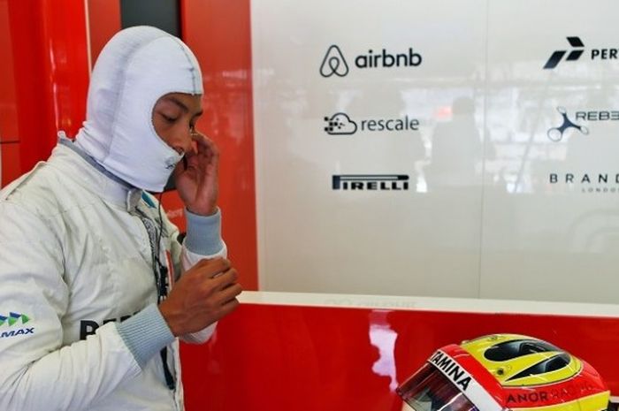 Pebalap Manor Racing asal Indonesia, Rio Haryanto, sedang bersiap sebelum menjalani sesi latihan GP Austria di Sirkuit Red Bell, Jumat (1/7/2016).