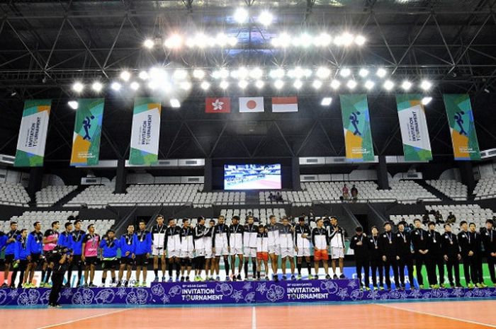  Suasana acara penghargaan pemenang usai laga final bola voli putra 18th Asian Games Invitation Tournament 2018 di Tennis Indoor Senayan, Jakarta, Kamis (15/2/2018).