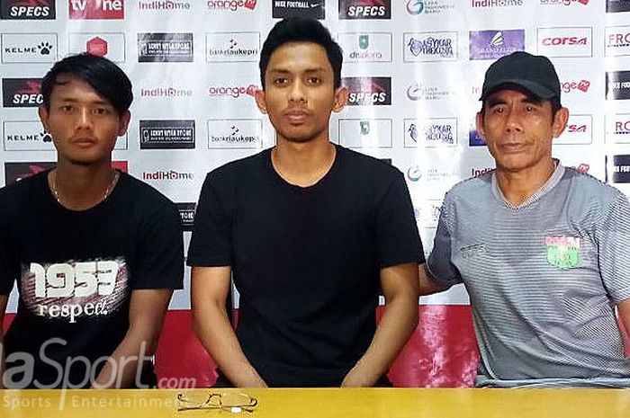 Pelatih Persita Tangerang, Elly Idris (kanan), dalam jumpa pers menjelang laga melawan PSPS Riau di Stadion Kaharuddin Nasution, Selasa (8/5/2018).