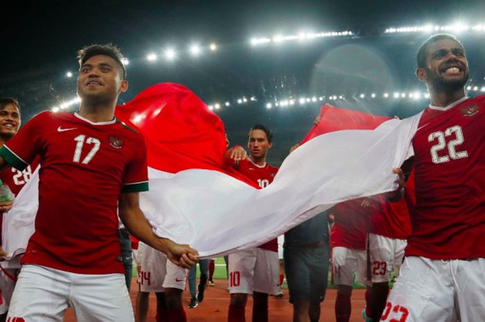 Saddil Ramdani, Yabes Roni, dan sejumlah pemain timnas lain kibarkan Sang Merah Putih seusai laga versus Filipina pada SEA Games 2017 di Shah Alam, Kamis (17/8/2017). 