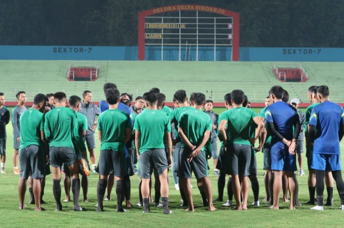  Proses evaluasi yang sekaligus menutup sesi latihan terbuka sekaligus uji lapangan timnas U-19 Indonesia, Sabtu (30/6/2018), di Gelora Delta Sidoarjo. 