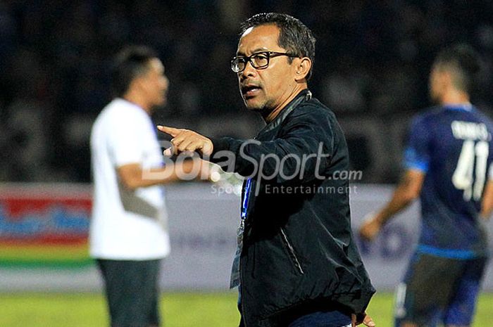 Pelatih Persela Lamongan, Aji Santoso, memberi arahan kepada pemainnya saat melawan Arema FC dalam laga kedua Piala Presiden 2018 Grup E di Stadion Gajayana Malang, Jawa Timur, Sabtu (20/01/2018) malam.