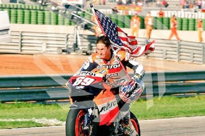 Pebalap Amerika Serikat, Nicky Hayden, merayakan keberhasilan sebagai Juara Dunia MotoGP 2006.
