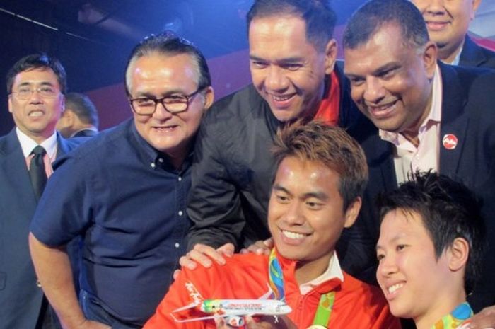 Pasangan ganda campuran Indonesia, Tontowi Ahmad/Liliyana Natsir (depan) melakukan swa-foto dengan Group CEO Air Asia Tony Fernandes (kanan belakang) dan Ketua Umum PP PBSI Gita Wirjawan (tengah belakang) setelah menerima hadiah tiket gratis ke seluruh destinasi dari Air Asia di acara ASEAN Heroes 2016 di Bangkok, Thailand, Kamis (8/9/2016). 