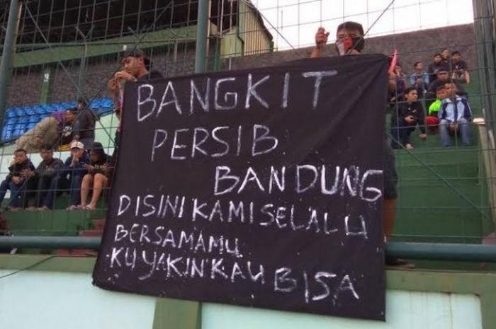Spanduk dari bobotoh yang berisi dukungan moral untuk Persib Bandung terpampang di tribune Stadion Siliwangi, Kota Bandung saat sesi latihan sore Atep Cs, Selasa (6/6/2017). 
