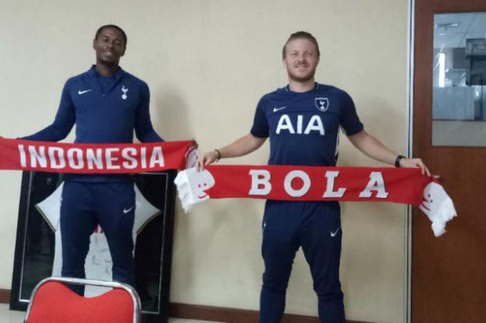 Global Coaching Team Tottenham Hotspur, Anton Blackwood dan Danny Mitchell, saat mengunjungi kantor BOLA di Palmerah Barat pada Selasa (24/4/2018)