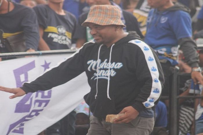 Ketua Panser Biru, Wareng, saat akan membagikan uang ke suporter PSIS Semarang di tribune selatan pada laga kontra Persib Bandung Stadion Moch Soebroto, Magelang, Jawa Tengah pada Minggu (18/11/2018).