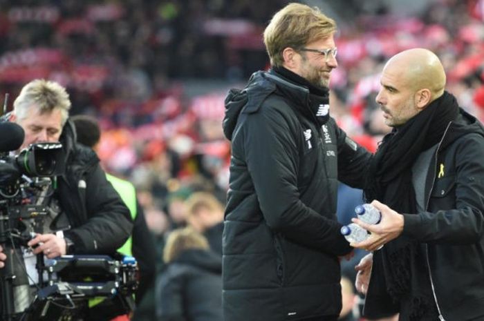 Pep Guardiola (kanan) bertegur sapa dengan Juergen Klopp menjelang kick-off partai Liga Inggris antara Liverpool dan Manchester City di Anfield, Liverpool, 14 Januari 2018.