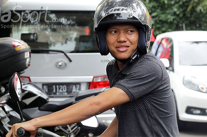 Gelandang Arema FC, Adam Alis, dengan mengendarai sepeda motor menghadiri konfrensi pers di kantor Arema Malang, Jawa Timur, Selasa (24/10/2017) sore jelang laga melawan Persegres Gresik United  pada pekan ke-31 Liga 1.