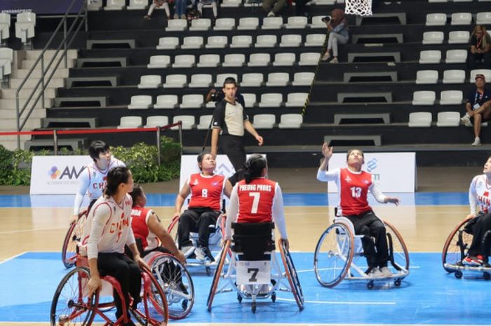 Pertandingan penyisihan Pool A antara tim wheelchair basketball putri China (putih) dan Kamboja (merah) di Hall Basket GBK, Senayam, Jakarta, Senin (8/10/2018).