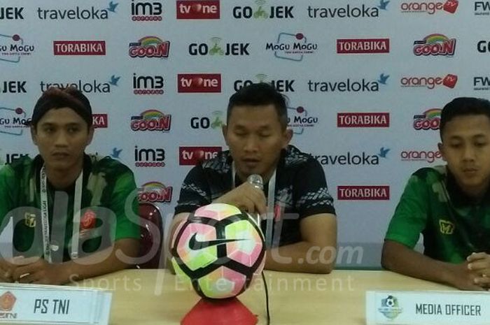 Pelatih PS TNI (tengah) Rudy Eka bersama pemainnya Rony Sugeng usai menjalani laga kontra Perseru Serui di Stadion Pakansari, Sabtu (7/10/2017).