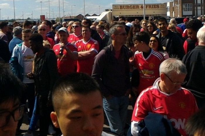 Situasi di sekitar Stadion Old Trafford setelah para penonton dievakuasi karena ditemukan sebuah paket mencurigakan. Laga antara Manchester United dan AFC Bournemouth pada Minggu (15/5/2016) pun dibatalkan demi keamanan. 