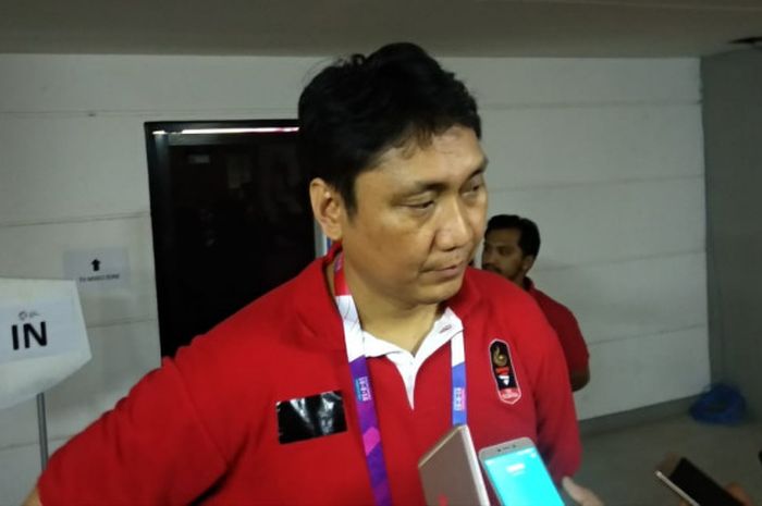 Pelatih tim basket putra Indonesia, Fictor Roring, saat berbicara di area mixed zone Hall Basket, Senayan, Jakarta, Selasa (14/8/2018) malam.