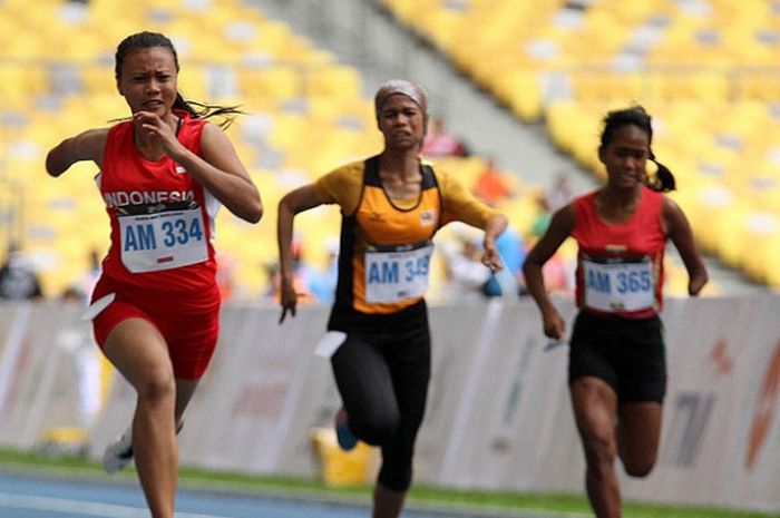 Aksi pelari Indonesia, Nanda Mei Sholihah,  pada nomor 400 meter putri T4 pada ASEAN Para Games 2017. Nanda meraih medali emas, Rabu (21/9/2017).