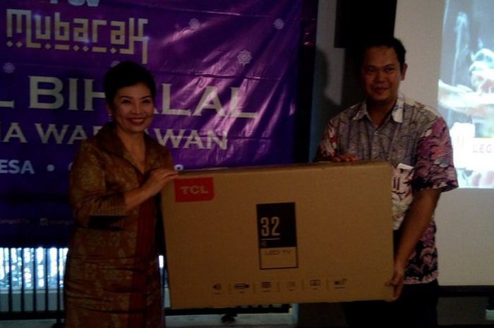 Direktur Utama RTV, Artine S. Utomo (kiri), memberikan doorprize kepada wartawan dalam acara halalbihalal di Cikini, Jakarta, 4 Juli 2018.