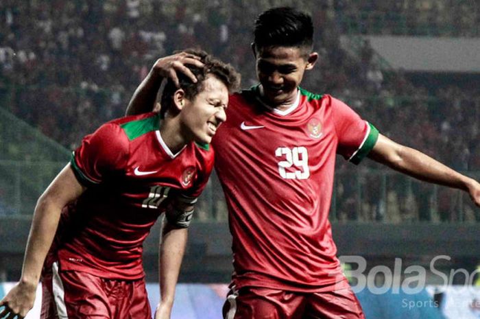 Ekspresi Egy Maulana Vikri (kiri) bersama Firza Andika dalam pertandingan melawan Kamboja U-19.