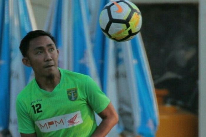 Kapten Persebaya, Rendy Irwan dalam zsesi latihan perdana timnya menuju musim 2018 pada Jumat (5/1/2018). 