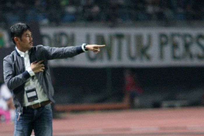   Ekspresi pelatih PS Tira, Nilmaizar, dalam pertandingan Liga 1 melawan Persebaya Surabaya, Selasa 