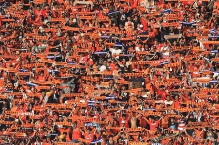 Suporter Persija, Jakmania, memenuhi SUGBK pada saat pelaksanaan Trofeo Persija, 9 April 2016. Jakmania terancam tak bisa mendukung langsung klub idolanya selama TSC 2016. 