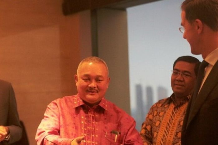 Gubernur Sumsel Alex Noerdin, sedang memberikan penjelasan kepada Perdana Menteri Belanda Mark Rutte, di Palembang, Rabu (23/11/2016).