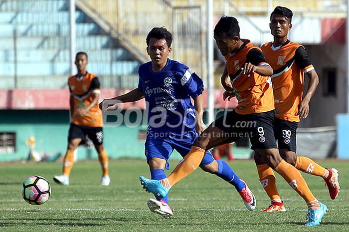 Pemain PS Timah Babel, Yuzrizal Muzzaki (tengah), menggiring bola dibayangi pemain PSIR Rembang, Koko Hartanto (kiri), dalam laga play-off Grup F Liga 2 di Stadion Gelora Delta Sidoarjo, Jawa Timur, Rabu (11/10/2017) sore.