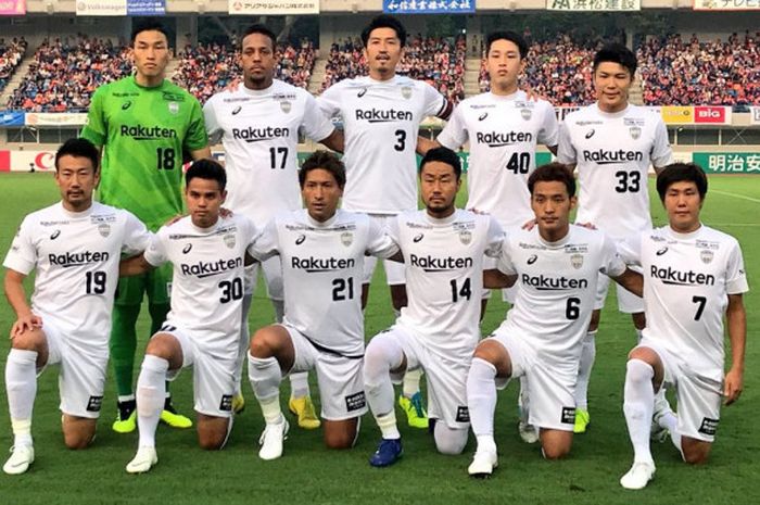 Bek asal Thailand, Theerathon Bunmathan (depan dua dari kiri) pose bersama pemain Vissel Kobe sebelum dijamu V-Varen Nagasaki pada lanjutan Liga Jepang 1 2018 di Stadion Athletic Nagasaki, 18 Juli 2018. 