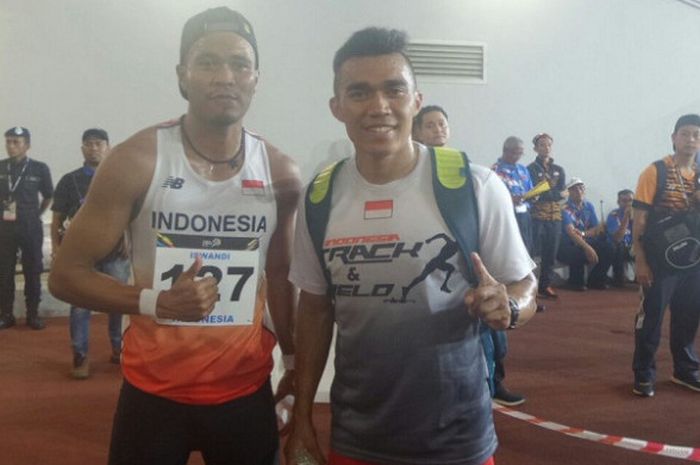 Dua sprinter putra Indonesia, Yaspi Boby (kanan) dan Iswandi, berpose seusai menjalani babak final nomor 100 meter SEA Games Kuala Lumpur 2017 di Stadion Bukit Jalil, Malaysia, Selasa (22/8/2017). Boby dan Iswandi hanya bisa finis di urutan keenam dan ketujuh.