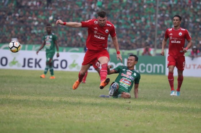 Aksi penyerang Persija Jakarta Marko Simic saat menghadapi tuan rumah PSMS Medan di Stadion Teladan, Medan, Jumat (6/4/2018).