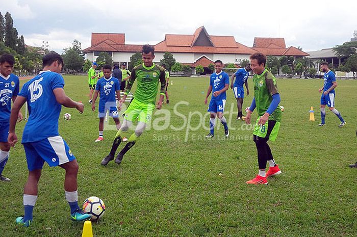 Persib menggelar latihan di Lapangan Sesko AD, Kota Bandung, Selasa (30/1/2018).