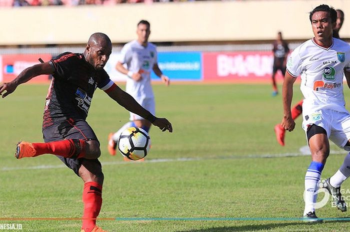 Aksi penyerang sekaligus kapten Persipura Jayapura, Boaz Salossa (kiri) saat timnya menjamu Persela