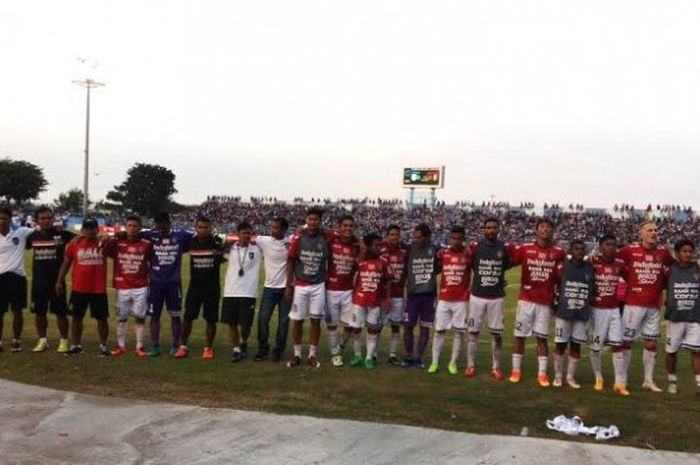 Para pemain Bali United memberikan penghormatan ke pendukungnya seusai mengalahkan tuan rumah Persela  pada laga pekan ketiga Liga 1 musim 2017 di Stadion Surajaya, Lamongan, Minggu (30/4/2017). 