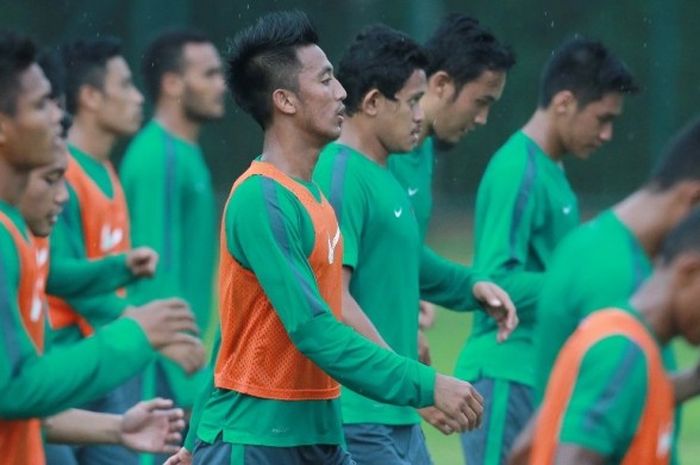  Bayu Pradana (oranye, tengah) menjalani sesi latihan bersama tim nasional Indonesia di Lapangan Sekolah Pelita Harapan, 1 November 2016.h Pelita Harapan, 1 November 2016. 
