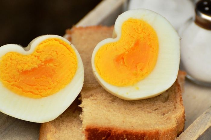 Telur rebus mengandung protein dan karbohidrat yang baik untuk tubuh.