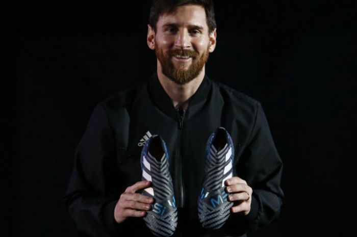 Megabintang FC Barcelona, Lionel Messi, berpose dengan sepatu baru dari Adidas