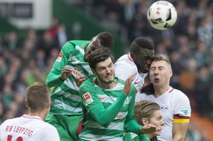 Para pemain Werder Bremen (baju hijau) dengan RB Leipzig, dalam memperebutkan bola di laga Bundesliga 2016-2017 di Weserstadion, Bremen, Jerman, pada Sabtu (18/3/2017).