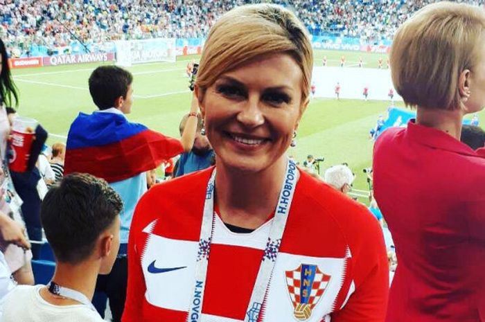 Presiden Kroasia, Kolinda Grabar-Kitarovic saat berada di  Nizhny Novgorod, saat mendukung timnya melawan Denmark, pada 2 Juli 2018