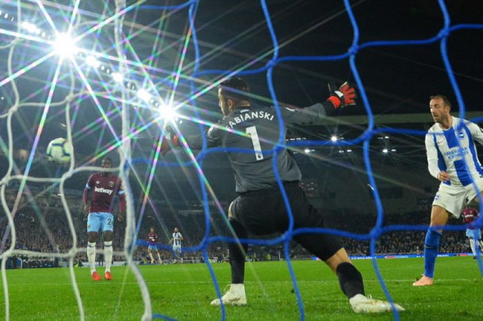 Aksi striker Brighton & Hove Albion, Glenn Murray (kanan), saat mencetak gol ke gawang West Ham United dalam laga Liga Inggris 2018-2019 di Stadion The American Express Community, Brighton, Inggris, pada Jumat (5/10/2018).