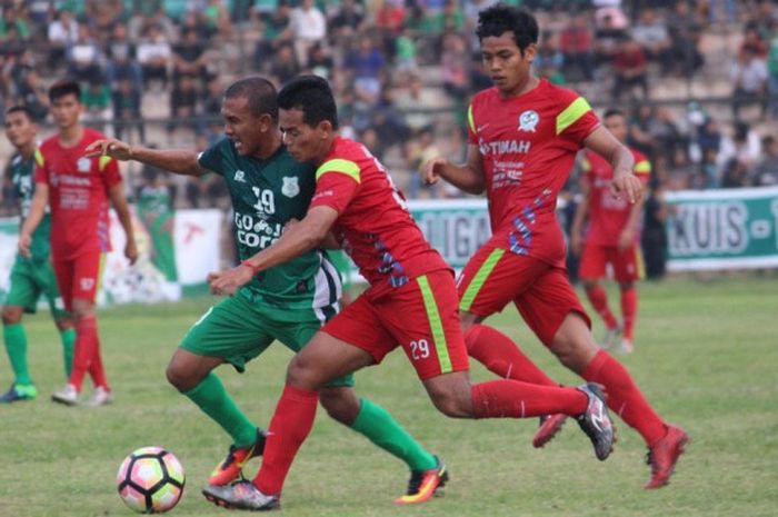 Aksi pada laga PSMS Medan versus PS Timah Babel di putaran pertama Liga 2, Minggu (21/5/2017). Partai berakhir untuk kemenangan PSMS dengan skor 2-0.