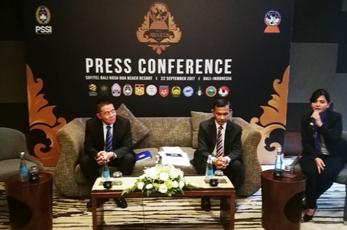 Sekretaris Jenderal PSSI Ratu Tisha (kanan) berbicara dalam konferensi pers AFF Council Meeting Ke-12 di Nusa Dua, Bali, Sabtu (23/9/2017). Ikut pula berbicara Sekretaris Jenderal AFF Dato Sri Azzudin Ahmad (tengah).