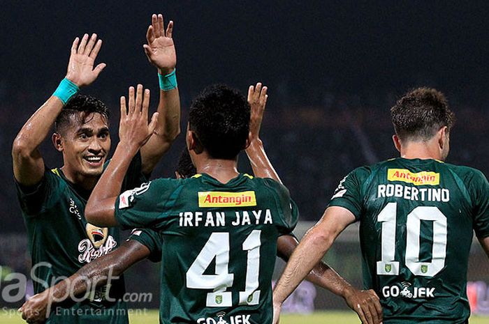            Pemain Persebaya Surabaya merayakan gol yang dicetak Irfan Jaya ke gawang Madura United pada pekan ke-10 Liga 1 2018 di Stadion Gelora Ratu Pamellingan Pamekasan, Jawa Timur, Jumat (25/05/2018) malam.           
